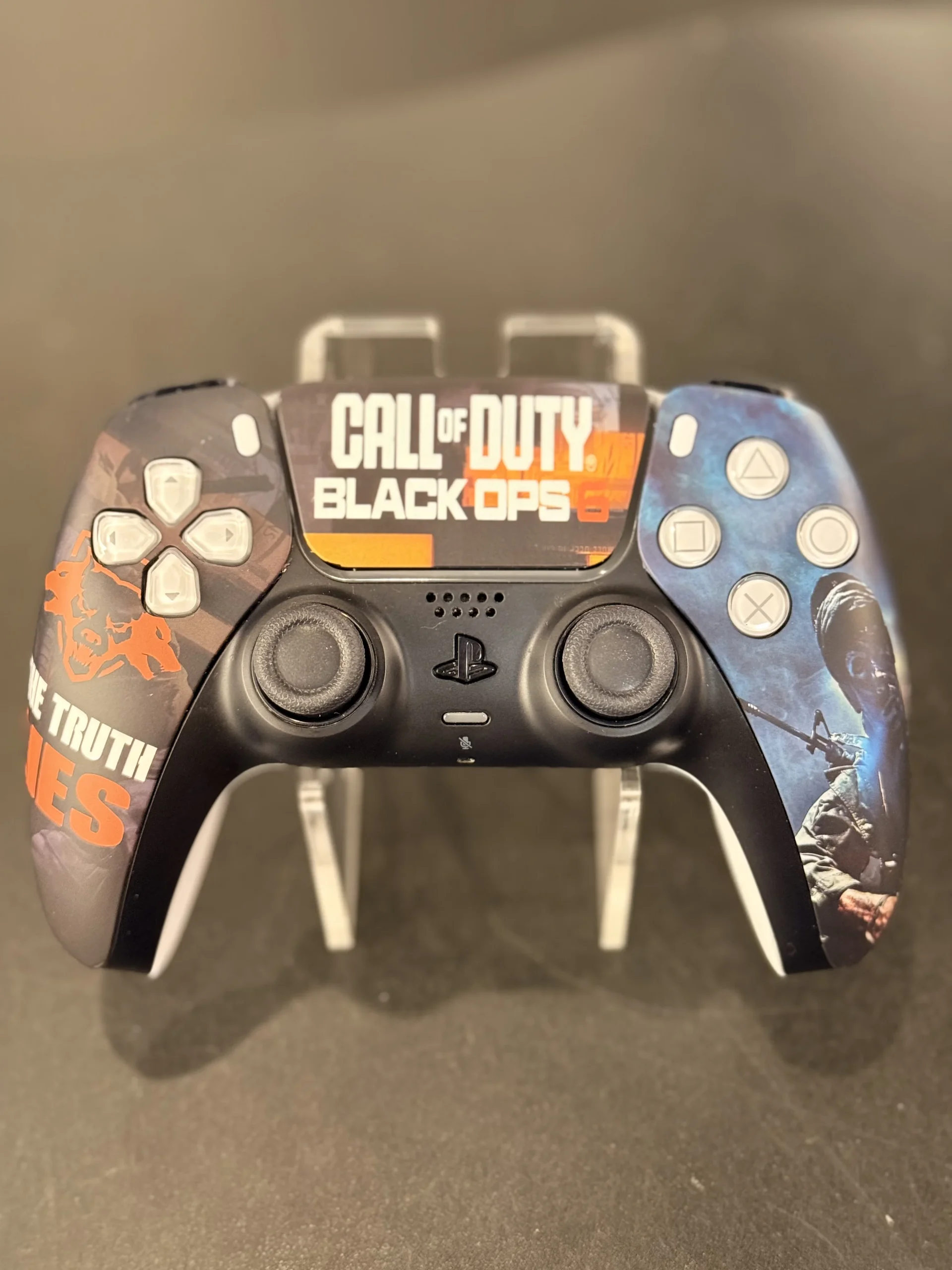 PS5 DualSense® Wireless Controller – "COD: Black Ops 6" themed mit TMR Hall-Effect-Sticks • Konsolenservice.at PS5 DualSense® Wireless Controller – "COD: Black Ops 6" themed mit TMR Hall-Effect-Sticks