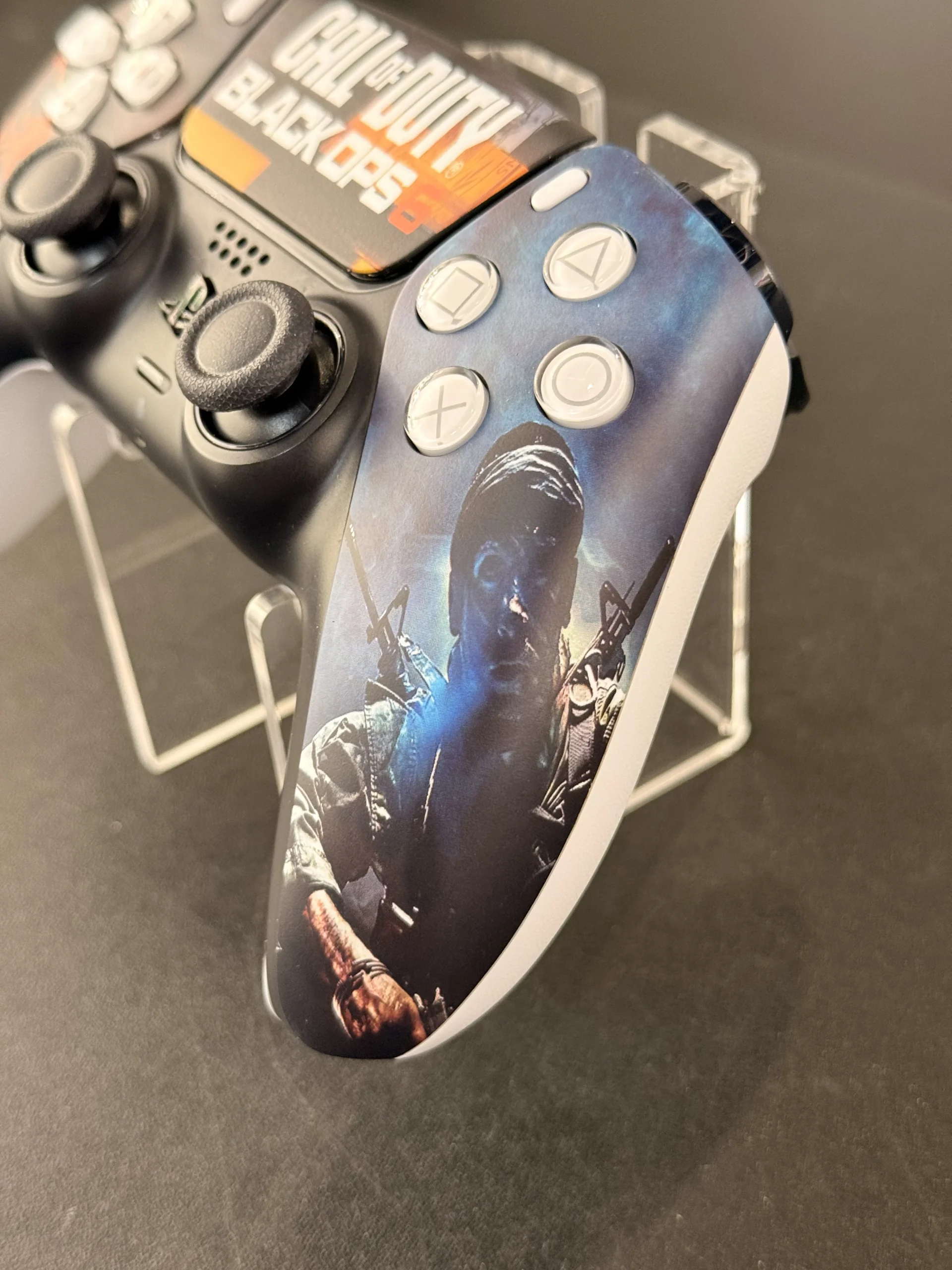 PS5 DualSense® Wireless Controller – "COD: Black Ops 6" themed mit TMR Hall-Effect-Sticks • Konsolenservice.at PS5 DualSense® Wireless Controller – "COD: Black Ops 6" themed mit TMR Hall-Effect-Sticks