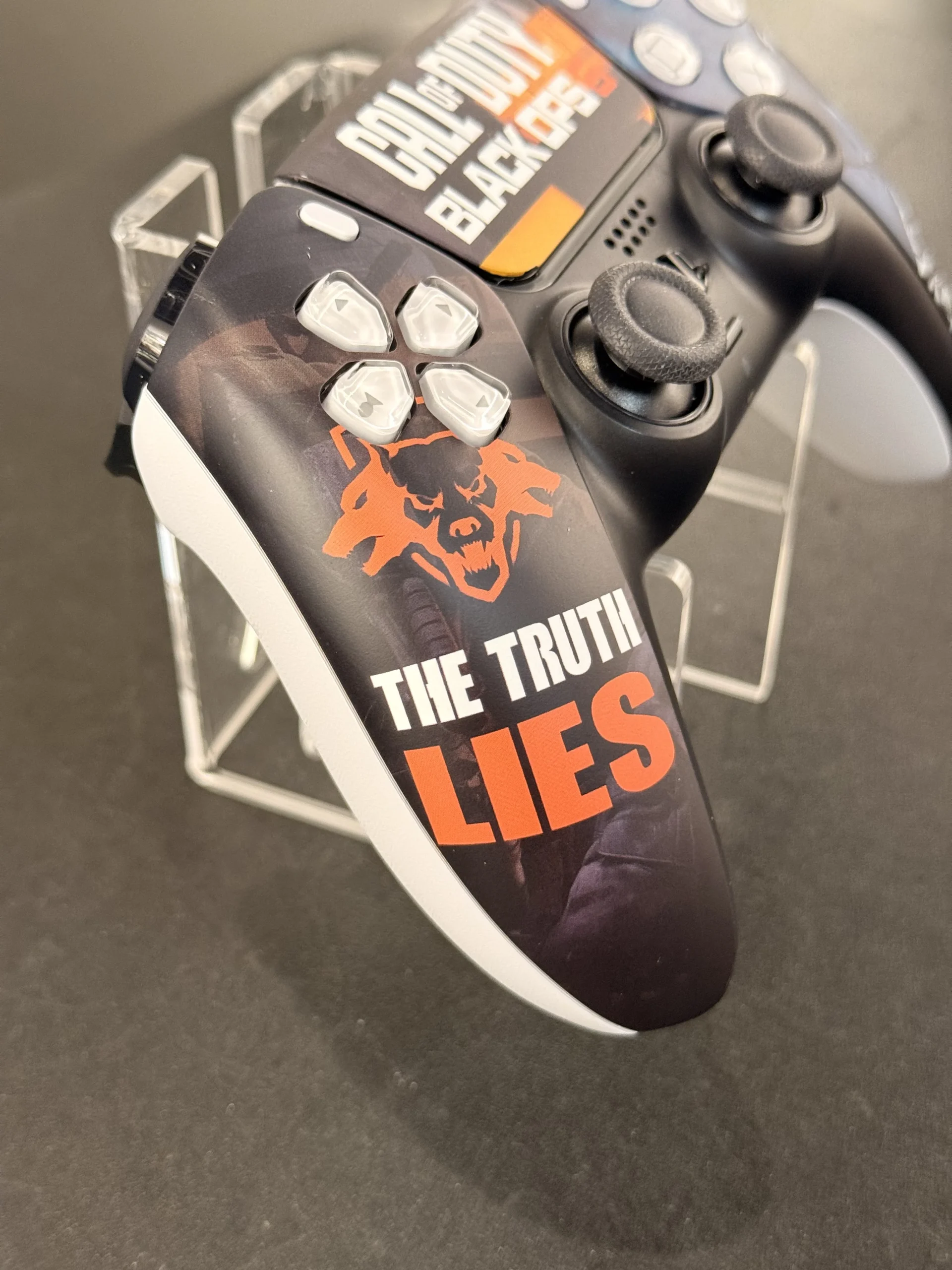 PS5 DualSense® Wireless Controller – "COD: Black Ops 6" themed mit TMR Hall-Effect-Sticks • Konsolenservice.at PS5 DualSense® Wireless Controller – "COD: Black Ops 6" themed mit TMR Hall-Effect-Sticks