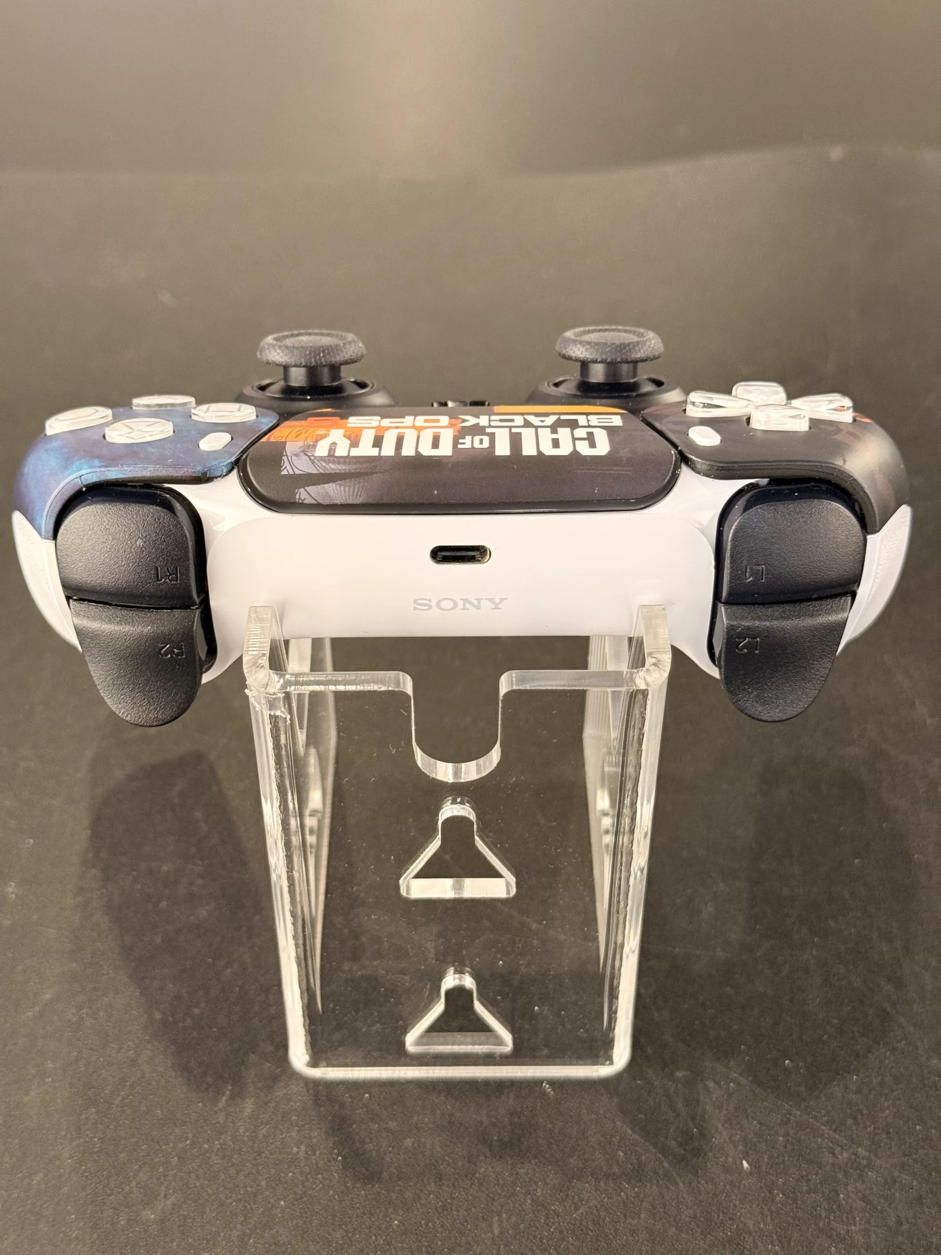 PS5 DualSense® Wireless Controller – "COD: Black Ops 6" themed mit TMR Hall-Effect-Sticks • Konsolenservice.at PS5 DualSense® Wireless Controller – "COD: Black Ops 6" themed mit TMR Hall-Effect-Sticks
