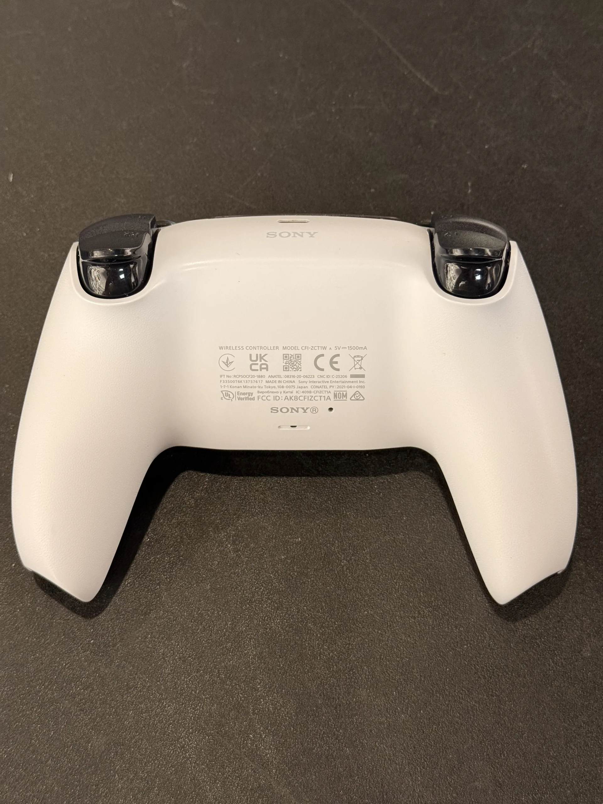 PS5 DualSense® Wireless Controller – "COD: Black Ops 6" themed mit TMR Hall-Effect-Sticks • Konsolenservice.at PS5 DualSense® Wireless Controller – "COD: Black Ops 6" themed mit TMR Hall-Effect-Sticks